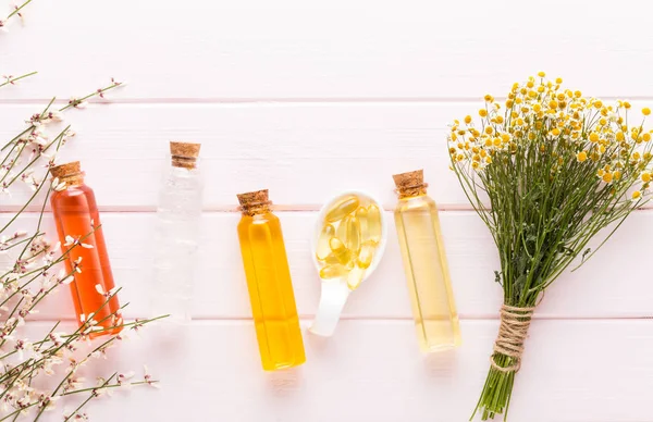 Schönheits- und Modekonzept mit Wellness auf pastellfarbenem, rustikalem Holz — Stockfoto