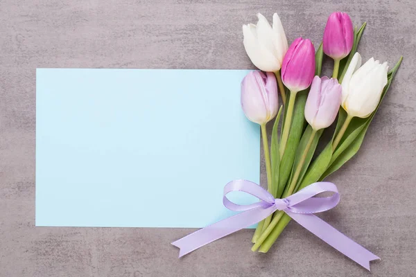 Frühling Grußkarte, rosa Farbe Tulpen auf dem grauen Hintergrund. — Stockfoto