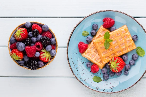 Mavi tabakta taze meyve salatası. Klasik ahşap arkaplan.