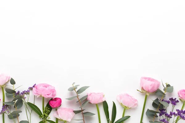 Beyaz bir arka plan üzerinde güzel renkli tipik çiçekler. Sprin