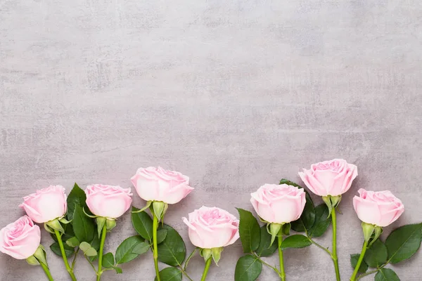 Çiçekler sevgililer günü kompozisyonu. GR üzerindeki pembe gülden yapılmış çerçeve