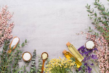 Güzellik ve moda kavramı üzerinde pastel rustik ahşap ayarla spa ile 