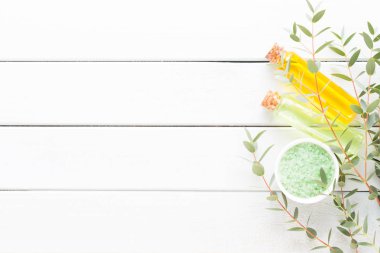 Güzellik ve moda kavramı üzerinde pastel rustik ahşap ayarla spa ile 
