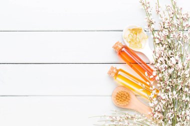 Güzellik ve moda kavramı üzerinde pastel rustik ahşap ayarla spa ile 