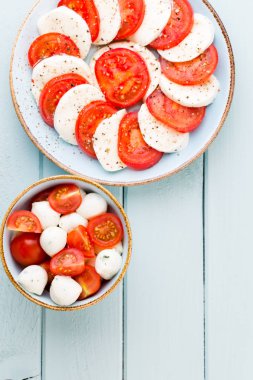 Klasik caprese salatası. Mozzarella domatesleri ve Basilikum.