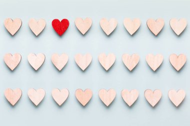 Mutlu Sevgililer günü arka plan. Beyaz ahşap arka yüzündeki kırmızı Kalpler