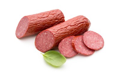Salam Sosis füme, beyaz arka plan kesme fesleğen yaprağı.