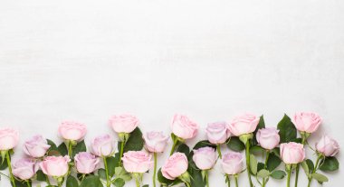 Çiçekler sevgililer günü kompozisyonu. GR üzerindeki pembe gülden yapılmış çerçeve