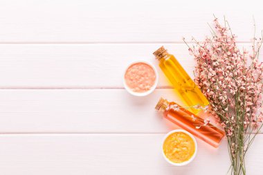 Güzellik ve moda kavramı üzerinde pastel rustik ahşap ayarla spa ile 