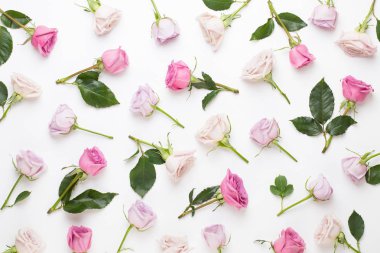 Çiçekler sevgililer günü kompozisyonu. GR üzerindeki pembe gülden yapılmış çerçeve