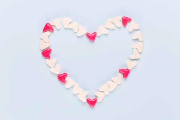 Valentine dia fundo corações pastel no fundo de madeira azul — Fotografia de Stock