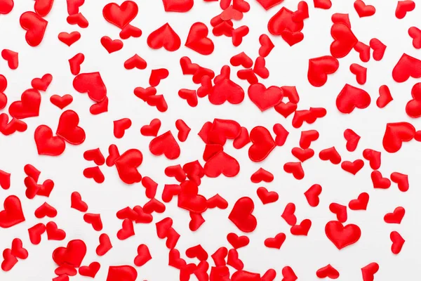 Valentinky den pozadí červené srdce na bílém pozadí dřevěná. — Stock fotografie