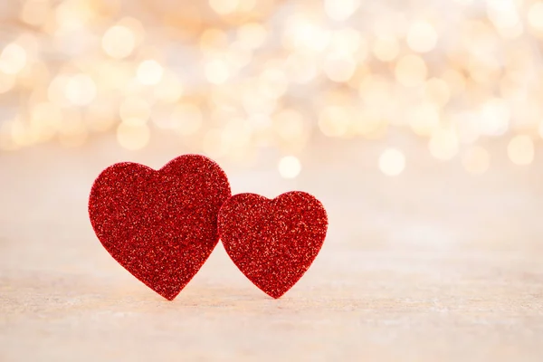Červené srdce bokeh pozadí, Valentýn blahopřání. — Stock fotografie