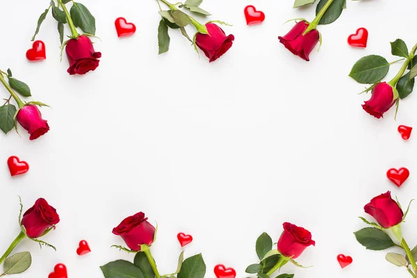 꽃 구성입니다. 흰색 바탕에 빨간 장미의 만든 프레임. — 스톡 사진