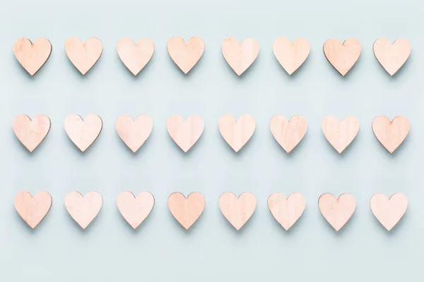 Feliz día de San Valentín fondo. corazones rojos en la espalda de madera blanca — Foto de Stock