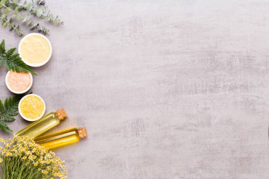 Güzellik ve moda kavramı üzerinde pastel rustik ahşap ayarla spa ile 