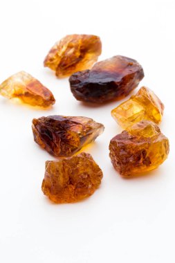 beyaz zemin üzerinde kahverengi karamelize şeker.