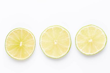 Açık renkli, üstten görünüm üzerinde olgunlaşmış taze limes ile kompozisyon