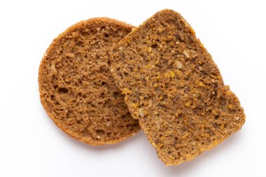 Beyaz arka planda çavdar ekmeği dilimi. 