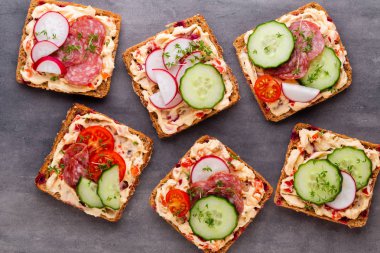 Krem peynirli, sebzeli ve salamlı sandviç.. 