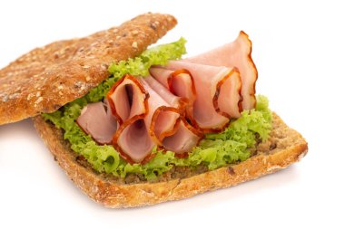 Beyaz arka planda jambonlu sandviç..