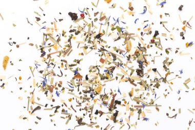 Beyaz arka planda bitki çayı. Üst görünüm. 