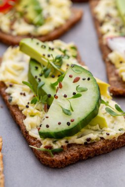 Krem peynirli, sebzeli ve salamlı sandviç..