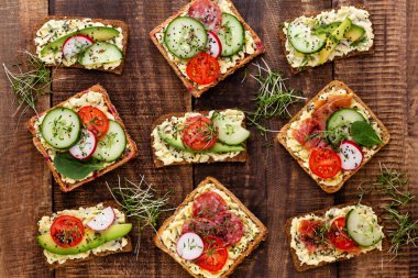 Krem peynirli, sebzeli ve salamlı sandviç..