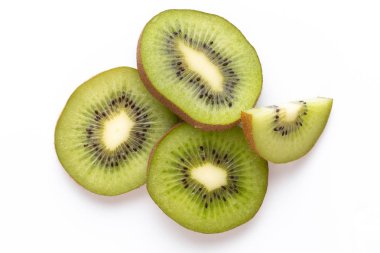 Beyaz arka planda Kivi meyveleri dilimleri.
