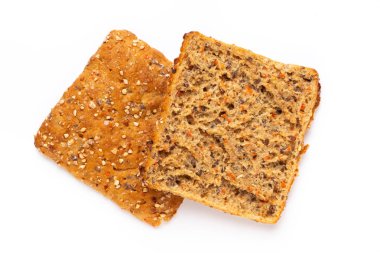 Beyaz arka planda çavdar ekmeği dilimi.