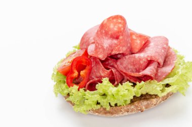 Beyaz arka planda salamlı sandviç..