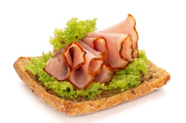 Beyaz arka planda jambonlu sandviç..