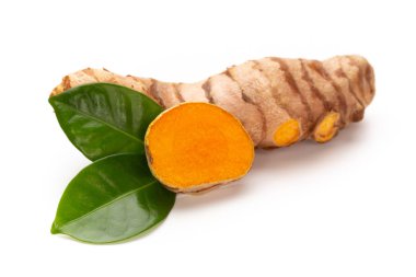 beyaz arkaplanda zerdeçal izole edildi