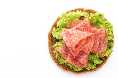 Beyaz arka planda jambonlu sandviç..