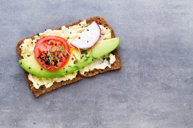 Krem peynirli, sebzeli ve salamlı sandviç..