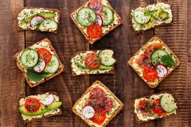 Krem peynirli, sebzeli ve salamlı sandviç..