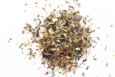 Beyaz arka planda bitki çayı. Üst görünüm. 