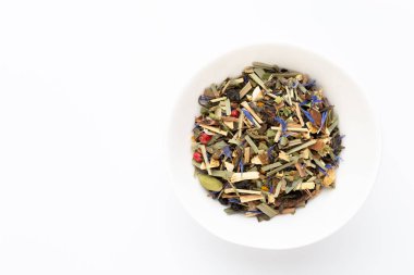 Beyaz arka planda bitki çayı. Üst görünüm.