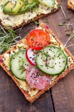 Krem peynirli, sebzeli ve salamlı sandviç..