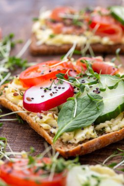 Krem peynirli, sebzeli ve salamlı sandviç..