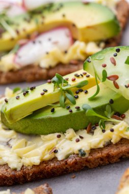 Krem peynirli, sebzeli ve salamlı sandviç..