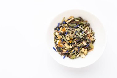 Beyaz arka planda bitki çayı. Üst görünüm.