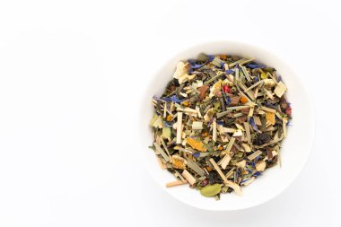 Beyaz arka planda bitki çayı. Üst görünüm.