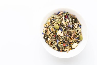 Beyaz arka planda bitki çayı. Üst görünüm.