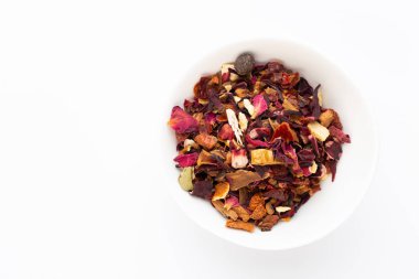 Beyaz arka planda bitki çayı. Üst görünüm.