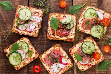 Krem peynirli, sebzeli ve salamlı sandviç.. 