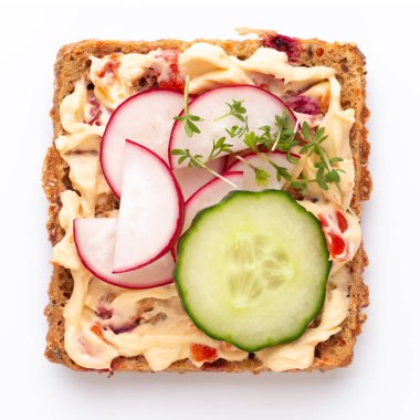 Krem peynirli, sebzeli ve salamlı sandviç.. 