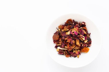 Beyaz arka planda bitki çayı. Üst görünüm.