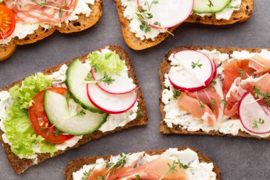 Sandviç tahıl ekmek ve karanlık mermer zemin üzerine salam