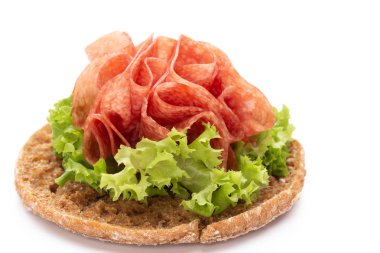 Beyaz arka planda jambonlu sandviç..